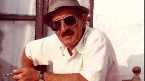 "Aşk Örgütlenmektir Bir Düşünün Abiler": 18 Şiiriyle Türk Edebiyatının "Karaduygulu" Şâiri Ece Ayhan