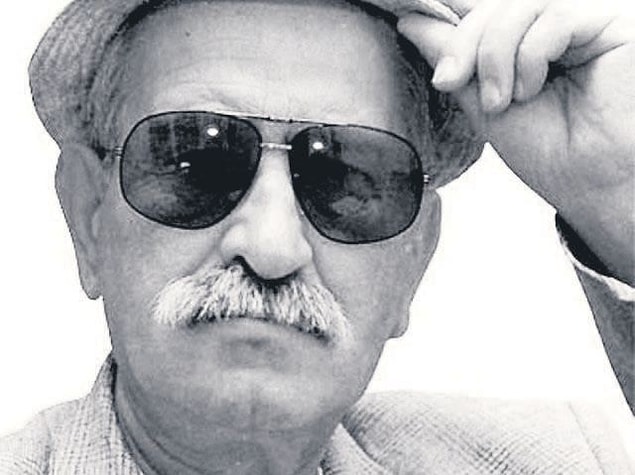 10. Ece Ayhan, 1974’ten ölümüne kadar, beynindeki tümörün yol açtığı birtakım hastalıkların sıkıntılarıyla yaşamıştır. Sağ kulağının ileri derecede işitme engeline ve sağ gözünde de hasara sebebiyet veren tümör, dünyaca ünlü beyin cerrahı Prof. Dr. Gazi Yaşargil'in ameliyatlarıyla ölümcül olmaktan çıkarılmıştır. Ancak, tümörün diğer organlarda meydana getirdiği hasarlar, sanatçıya yaşamı boyunca sıkıntı vermiştir.