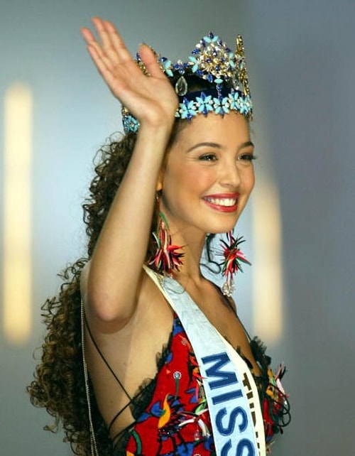 Azra Akın, 2002 Türkiye Güzeli seçildi ve ardından da 2002 Miss World'de Dünya Güzeli unvanını kazandı.
