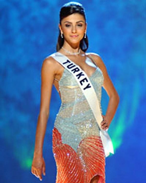 8. Özge Ulusoy, 2003 yılı güzellik yarışmasını ikinci olarak bitirmiş olsa da, aslında onun için her şey daha yeni başlamış.