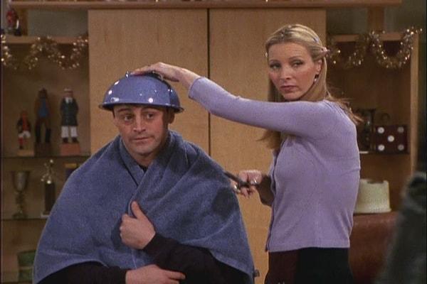 15. Tıraş olmak için berbere ya da kuaföre gitmek zorunda kalmazdınız. Phoebe 2 dakikada saçınızı keser hatta eski halinden daha iyi bir hale bile getirebilirdi.