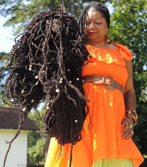 Из-за копны своих волос женщина не может свободно двигаться.