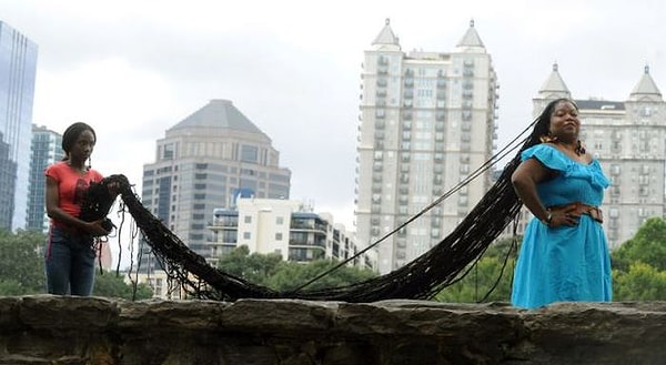 Рекордсменка, вошедшая в Книгу Гиннеса, как женщина с самыми длинными волосами, обожает демонстрировать свое достижение!