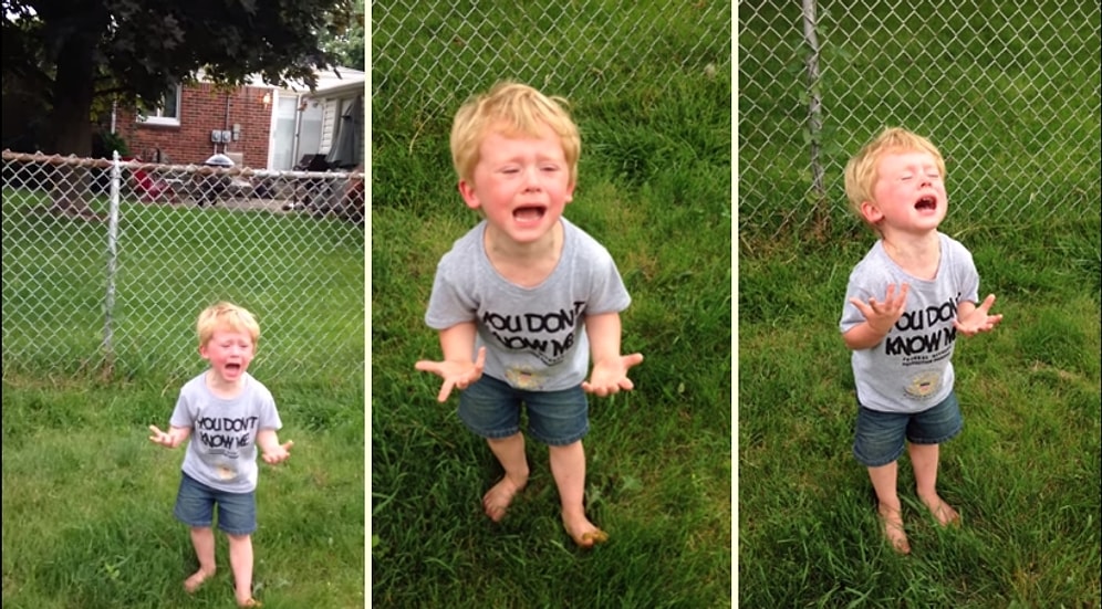 Çıplak Ayakla Köpek Pisliğine Basan Çocuğun Ağlarkenki Şirinliği