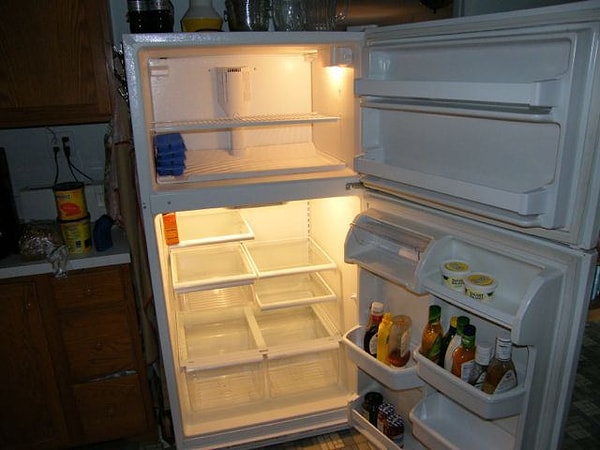 Gecenin bir vakti buzdolabını açar boş boş bakarız