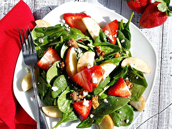 Ana yemekten önce gelen salatayı, ana yemek gelmeden kesinlikle bitiririz