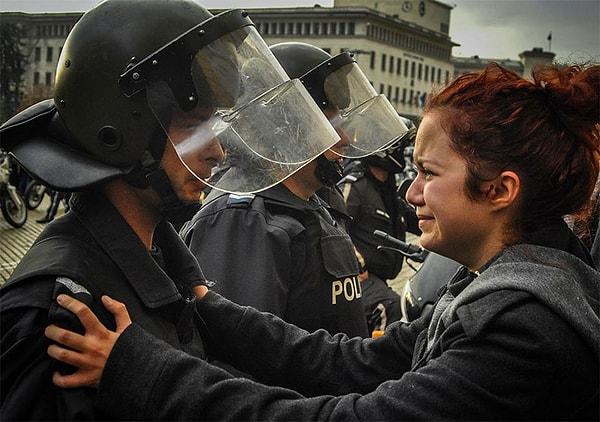 2. Çevik Kuvvet ve Eylemci Beraber Ağlarken -  Bulgaristan, 2013
