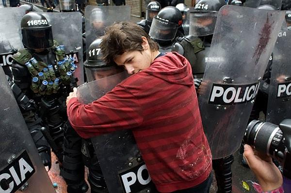 3. Eğitim Reformunu Protesto Eden Bir Öğrenci Polisi Kucaklarken - Kolombiya Bogota 2011