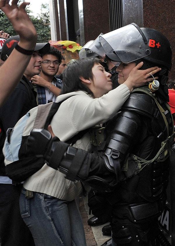 8. Eğitim Reformunu Protesto Eden Bir Öğrenci Polisi Öpmeye Çalışırken - Kolombiya 2013