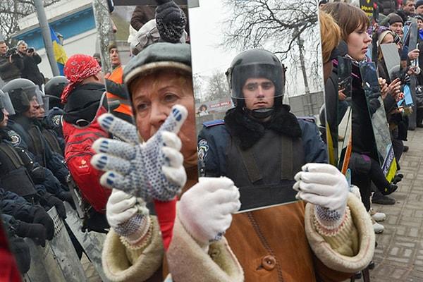 12. Göstericiler Polislere Ayna Tutarken - Ukrayna Kiev 2013