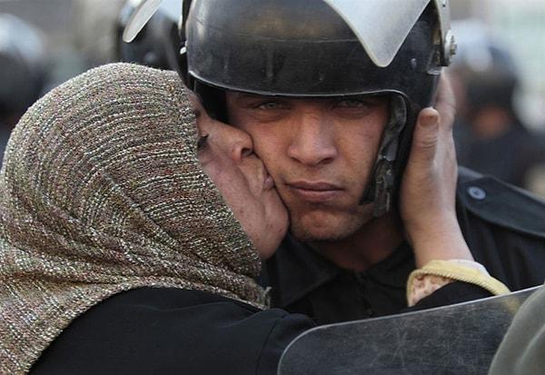 15. Eylem Sırasında Polisi Öpen Bir Kadın - Mısır Kahire, 2011