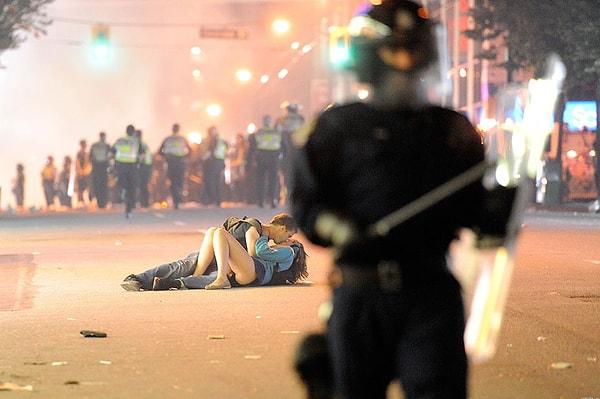 16. Protesto Sırasında Kimseye Aldırış Etmeden Öpüşen Çift - Kanada Vancouver, 2011