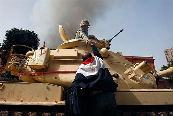 17. Sivillere Ateş Emrini Reddeden Asker Vatandaş İle El Sıkışırken - Mısır Kahire, 2011