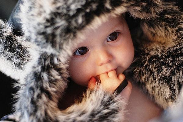 7. Bir eskimo bebeği hasta olduğunda annesi bebeğin burnundaki sümüğü ağzıyla çekerek temizler.