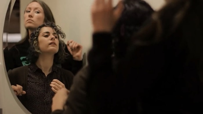 Kısa Boylu Olduğunu Bir Türlü Kabul Edemeyen Kadın