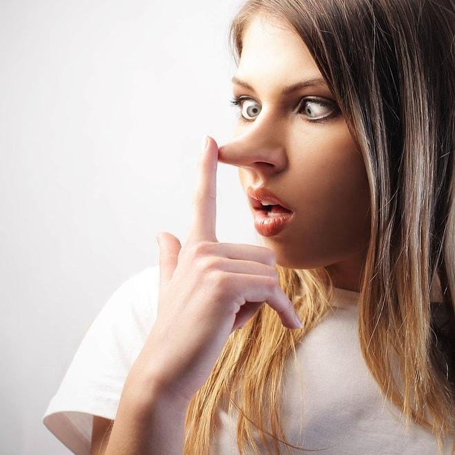 Karşınızdaki Kişinin Yüzünüze Baka Baka Yalan Söylediğini Anlamanın 16 Yolu