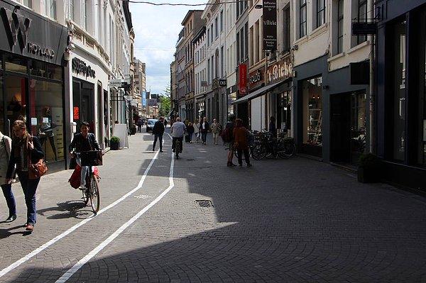 Belçika'nın Antwerp şehrinde sokakta yürürken dahi cep telefonundan gözlerini ayıramayan yayalar için özel şerit ayrıldı...