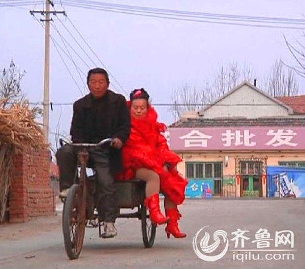 Onu tek üzen şey, önceki evliliği nedeniyle, bu evliliğini resmiyete dökememesiymiş. Ancak yerel polis bu konuda Junfeng'e yardım edeceklerini belirtiyor.
