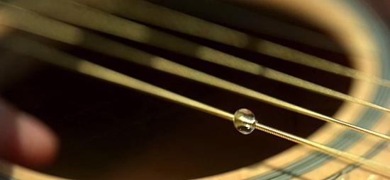 Ağır Çekimde Gitar Tellerinin Hareketleri