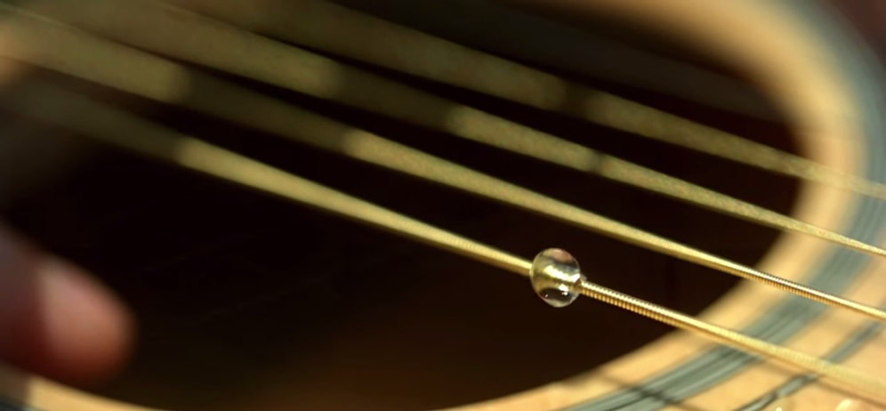 Ağır Çekimde Gitar Tellerinin Hareketleri