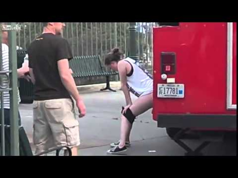 Otobüsün Yanına Çişini Yapan Kız