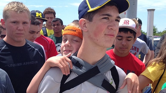 Serebral Palsi Hastalığına Dikkat Çekmek İçin 91 Km Boyunca Kardeşini Sırtında Taşıyan Genç