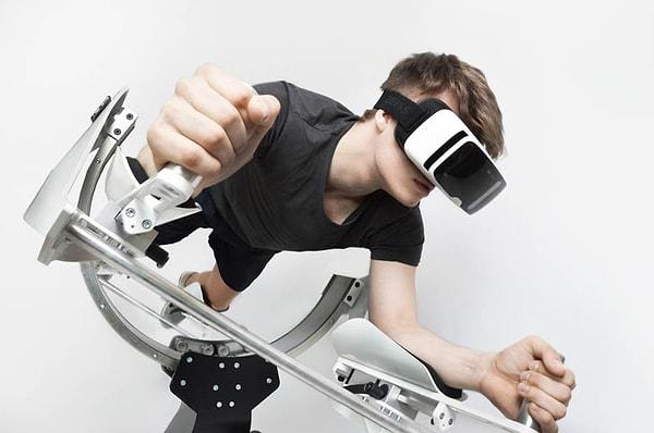 Sanal gerçeklik gözlüğü ve sanal gerçekliğe ayak uydurması için tasarlanan vücut makinesi.