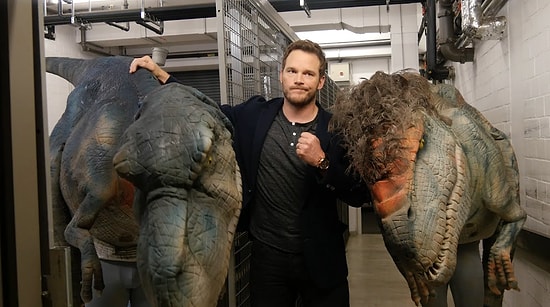 Jurassic World'ün Başrol Oyuncusu Chris Pratt'e Dinazor Kostümü ile Şaka Yapılırsa