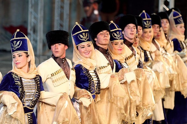 8. Kuşu yükselten kanat, insanı yükselten akıldır.