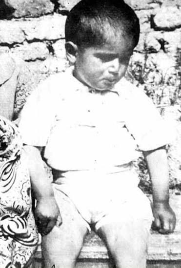Süleyman Demirel 1 Kasım 1924'te Isparta'nın Atabey ilçesine bağlı İslamköy'de doğdu.