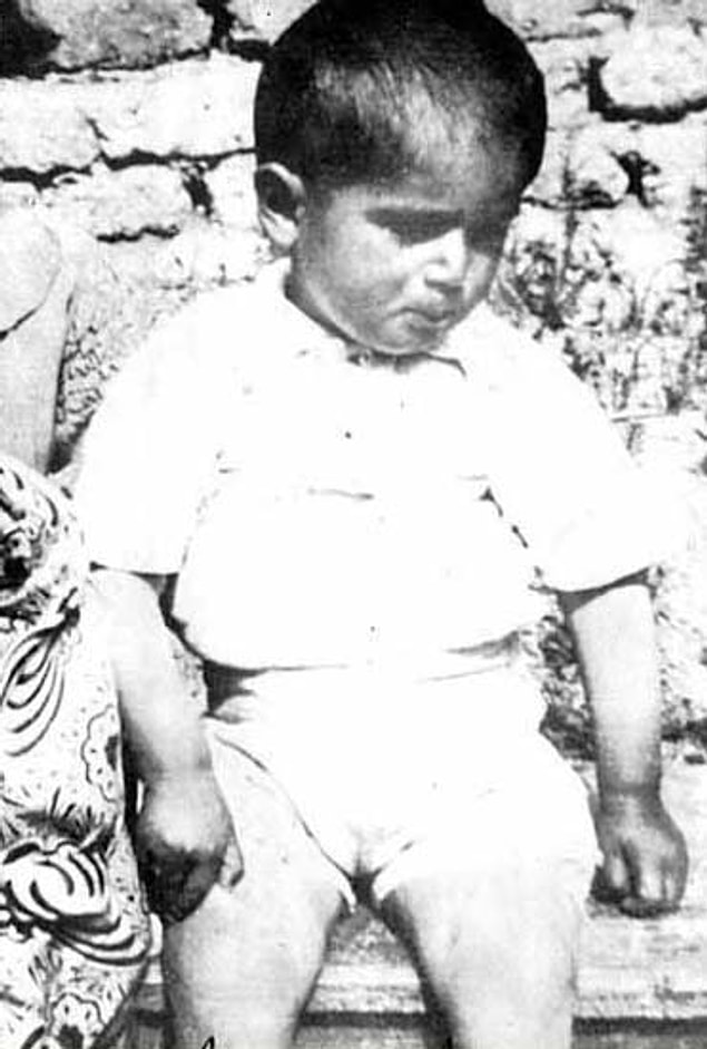 Süleyman Demirel 1 Kasım 1924'te Isparta'nın Atabey ilçesine bağlı İslamköy'de doğdu.