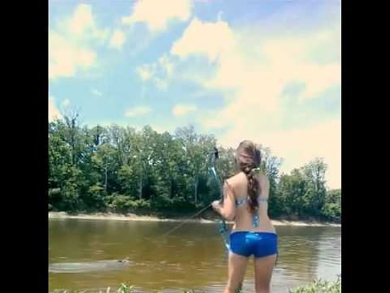 Ok İle Balık Avlayan Kız