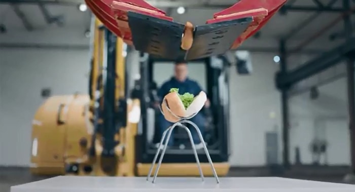 Ekskavatör ile Hot Dog Yaparak İşsizliğin Dibine Vuran Adamlar