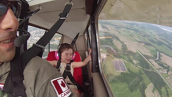 Babası ile Akrobatik Bir Uçuş Yapan Çocuğun Eğlenceli Anları
