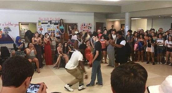 Dans Atışması Sırasında Figürleri ile Rakiplerini Kendine Hayran Bırakan Çocuk