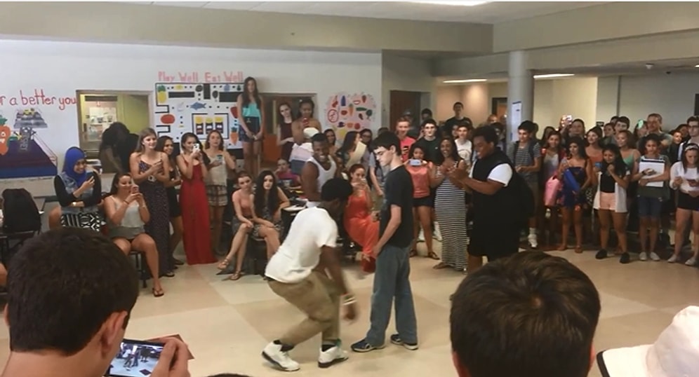 Dans Atışması Sırasında Figürleri ile Rakiplerini Kendine Hayran Bırakan Çocuk