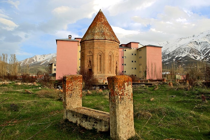 'Tarihe Gölge Düşüren' Kaçak Yurt Binası İçin Yıkım Kararı