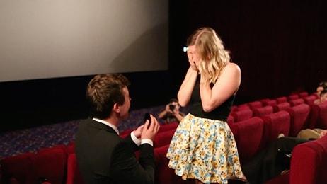 Kız Arkadaşına Sinemada Evlenme Teklifi Eden Adamdan Gözleri Yaşartacak Hikaye