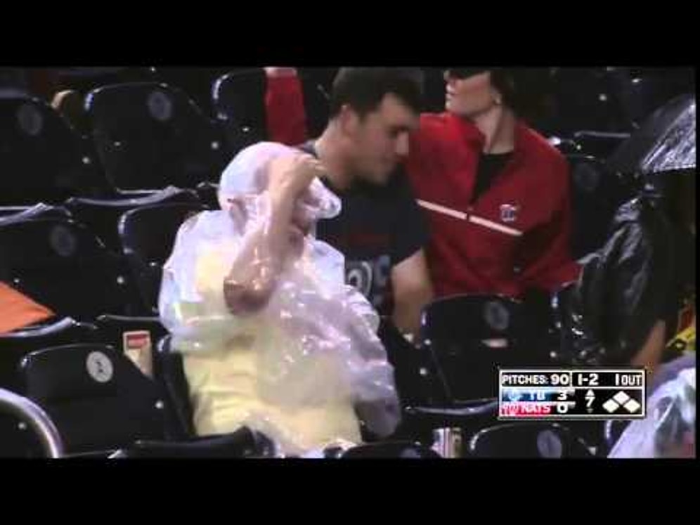 Beyzbol Seyircisinin Yağmurluk İle İmtihanı