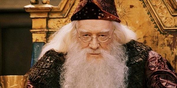 4. Dumbledore Hogwarts’ta terör estirir, buranın tek hakimi benim diye ahkam keserdi.