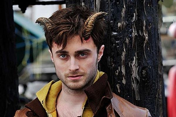 14. Kara büyü ile tekrar hayata dönen Harry, Hermione ile Hogwarts önlerinde karşılaşır ve Yabanılların da yardımıyla onu Mağlup ederdi.