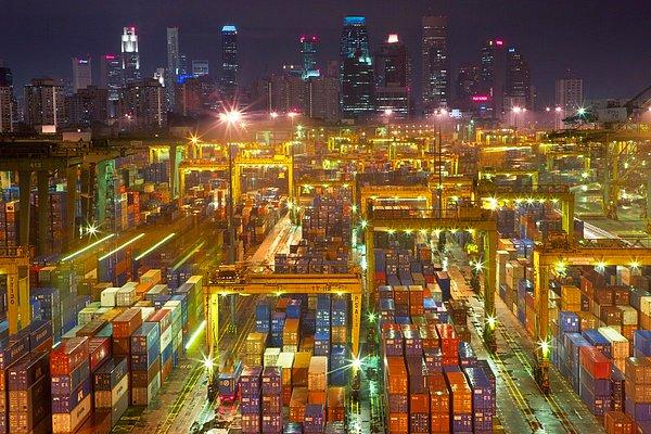 2. Singapur'da bulunan dünyanın en işlek taşımacılık limanı.