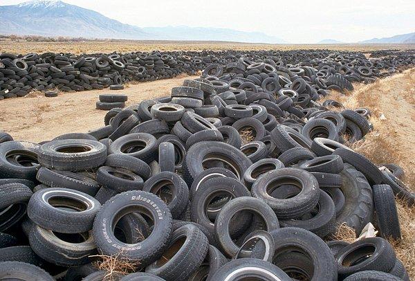 13. Nevada'da bir çölde bulunan ve kullanılmayan lastik yığınları.