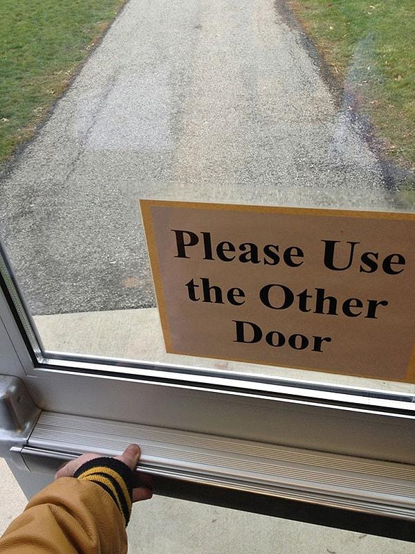 17. Lütfen diğer kapıyı kullanınız!