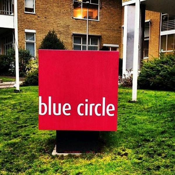 22. Sen git şirketin ismini "Mavi Çember" koy, logosu da kırmızı bir kareden oluşsun.