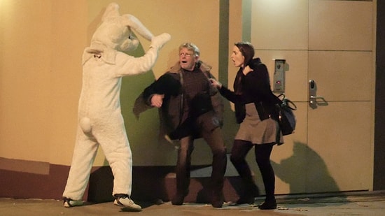 Tavşan Kostümü ile Sokakta Şaka Yapan Adama Hayatının En Büyük Şakasını Yapmak