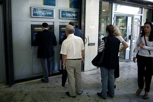 Panik İçindeki Yunanlar Bankaları Boşalttı
