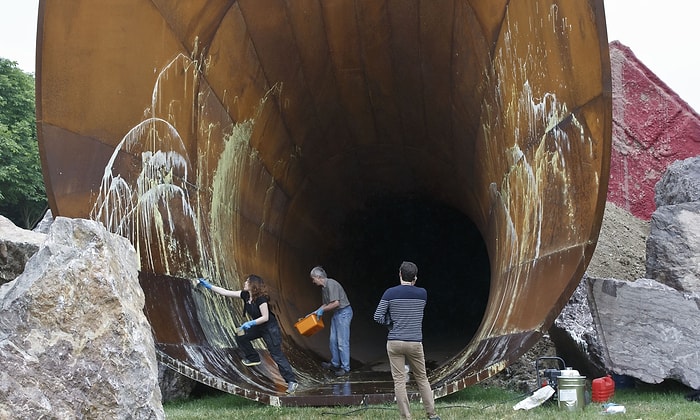 Anish Kapoor'un Vajina Heykeline Saldırı