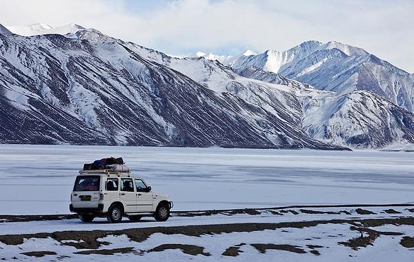 3. Donmuş 'Pangong Gölü' üzerinde arabayla bir gezinti yapma fırsatı var.