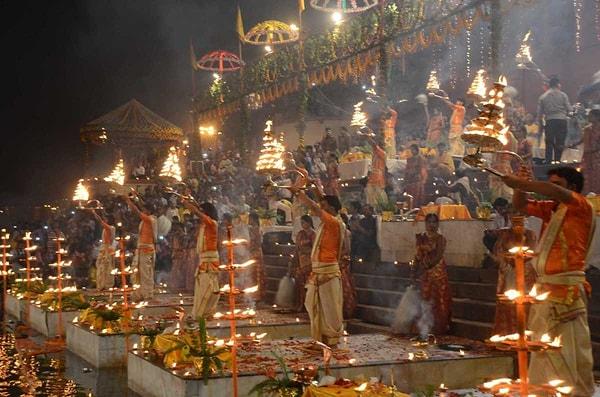 14. Ganj nehri kıyısında her akşam güneş batarken, Tanrı Ganga’ya saygı içeren ve ona ibadet edilen Ganga - Aarti törenleri de kaçırılmamalı.